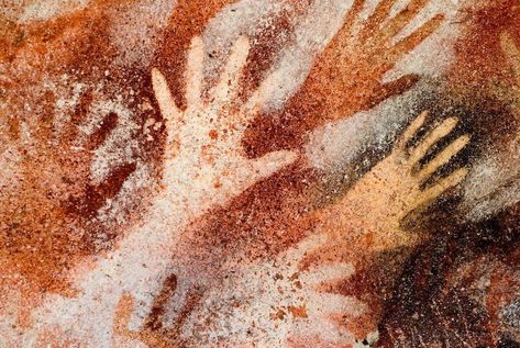 'The Cave of Hands' in Argentina. These Prehistoric rock paintings of human hands were created around 9,000 to 13,000 years ago. Prehistoric Painting, Prehistoric Cave Paintings, Paleolithic Art, Cave Drawings, Prehistoric Art, Painting Tattoo, Cave Paintings, Stone Age, Art Antique