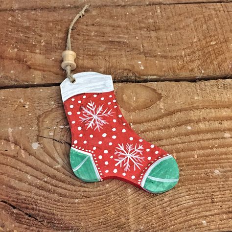 Painted Wood Stocking, Painted Stocking Ornaments, Diy Stocking Ornaments, Wooden Stocking Ornaments, Christmas Stocking Painting Ideas, Painted Stockings Ideas, Painting Stocking Ideas, Painted Wooden Ornaments, Stocking Ornaments