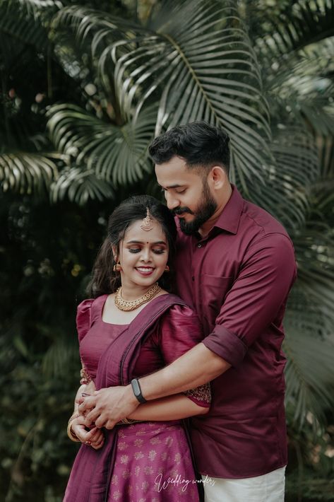 Engagement Dress In Kerala, Kerala Wedding Couple Poses, Engagement Photos Kerala, Kerala Engagement Dress Hindus Couple, Hindu Engagement Dress Kerala, Reception Poses, Hindu Wedding Photos, Kerala Engagement Dress, Engagement Dress For Bride