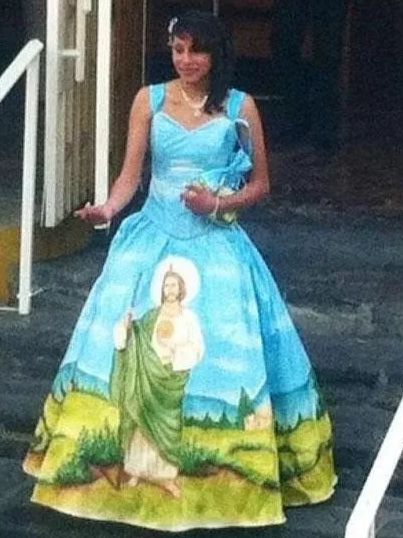 Y de este: | 21 Fails de quinceañeras que te harán reír Ugly Quinceanera Dresses, Ugly Prom Dress, Worst Prom Dresses, Funny Prom, Summer Prom Dress, Xv Dresses, Funny Dresses, Dresses Quinceanera, Prom Dress Inspiration