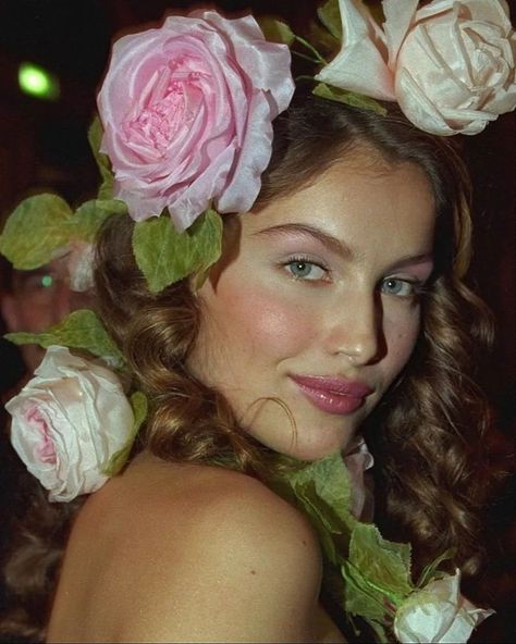 Laetitia Casta by Yves Forestier backstage Yves Saint Laurent HC ss1999. Ysl Model, Yves Saint Laurent Haute Couture, Saint Laurent Haute Couture, Ysl Makeup, Models 90s, Ideal Beauty, Laetitia Casta, Claudia Schiffer, French Girls