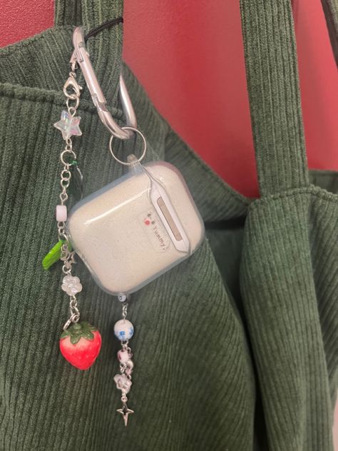 Airpod Keychain Aesthetic, Aesthetic Bag Keychains, Tote Bag With Keychain, Cute Backpack Charms, Backpack Charms Aesthetic, Aesthetic Bag Charms, Aesthetic Keychain For Backpack, Backpack Keychains Diy, Backpack Accessories Keychain