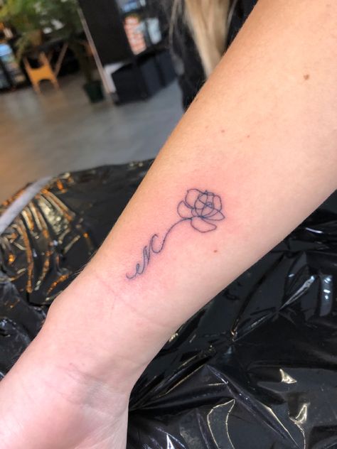 Rose Tattoo With Initials Letters, M Tattoo With Flowers, Flower Letter Tattoo Design, M H Tattoo Letter, M And W Tattoo, M Letter Tattoo Designs For Women, Letter M Tattoo Ideas Initials, Rose With Letter Tattoo, Rose Initial Tattoo