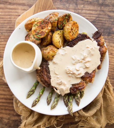 Here I share with you some tips for pan frying the perfect steak. I've also got the most gorgeous creamy mushroom sauce recipe to pair alongside! #steak #creamymushroomsauce #dinnerfortwo #datenightdinner | www.dontgobaconmyheart.co.uk Mushroom Sauce For Steak, Steak With Mushroom Sauce, Creamy Peppercorn Sauce, Sauce For Steak, Mushroom Sauce Steak, Mushroom Sauce Recipe, Night Dinner Recipes, Roasted Baby Potatoes, Hungry Eyes