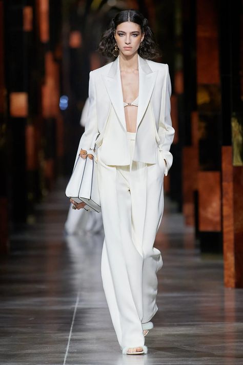 Image may contain Suit Coat Clothing Overcoat Apparel Human Person Runway and Fashion Fendi Spring 2022, Fendi Fashion, Fashion Show Collection, Look Chic, Milan Fashion Week, Couture Fashion, Runway Fashion, Fashion News, High Fashion