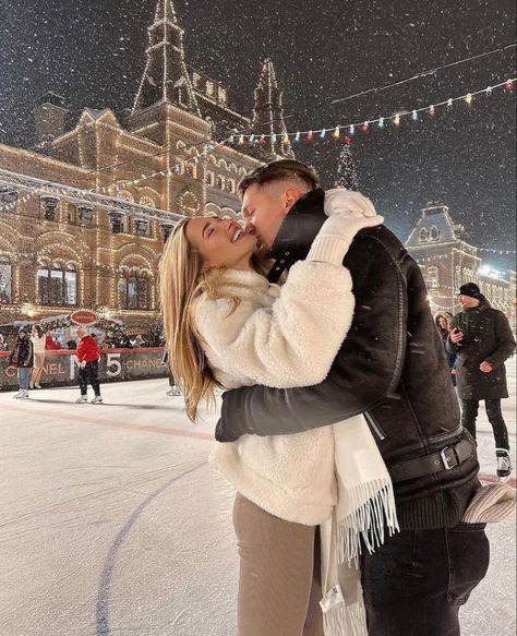 Zakopane Winter, Couples Holiday Photos, Winter Couple Pictures, Winter Outfits Korean, Christmas Couple Pictures, European Winter, Mode Hipster, Nyc Christmas, Shotting Photo