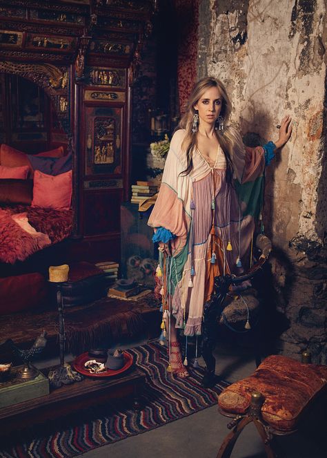 Suki Waterhouse, Margherita Missoni and More Beautiful Homes Photos | W Magazine - Hope Atherton ~ETS #bohemians Victorian Bohemian Decor, Boho Chic Interior Design, Boho Chic Interior, Haute Bohemian, Suki Waterhouse, Live Beautifully, Bohemian Decor, Vintage Tops, Boho Dress