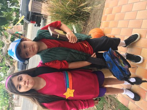 Sibling Costumes Brother Sister Older, Dipper Pines Halloween Costume, Gravity Falls Costumes Halloween, Dipper And Mabel Cosplay, Mabel Gravity Falls Costume, Dipper Y Mabel Disfraz, Gravity Falls Outfit Ideas, Mabel Pines Outfits, Dipper Pines Costume