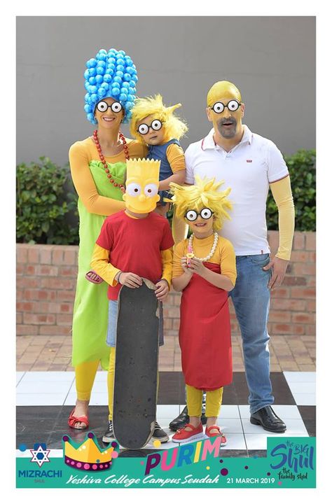 Homer, Maggie, Bart, Lisa and Maggie the full Simpsons family dress-up costumes #Purim #Halloween #Simpsons #FamilyCostumes Simpsons Family Halloween Costume, Family Dress Up Ideas Costumes, The Simpsons Costumes Diy, The Simpson Costume, Lisa Simpson Halloween Costume, Simpsons Family Costume, Maggie Simpson Costume, Diy Simpsons Costumes, Family Fancy Dress Ideas