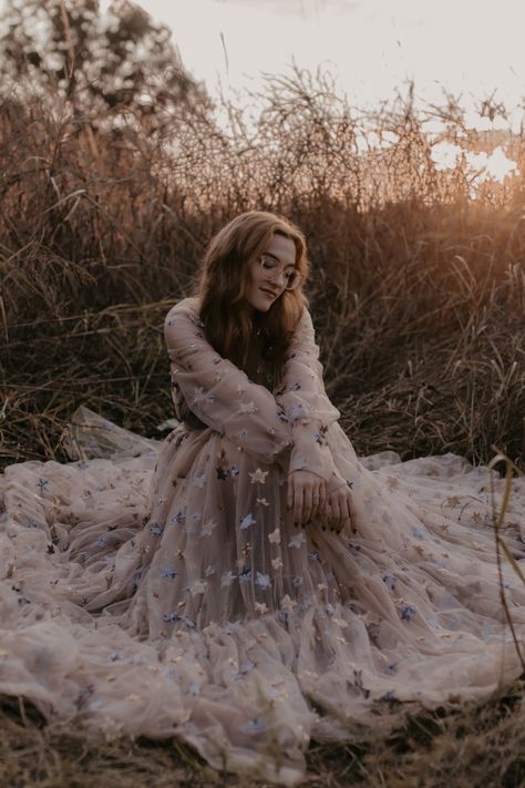 Long Dress Portrait Photography, Long Gown Pose Ideas, Fluffy Dress Photoshoot, Long Flowy Dress Aesthetic, Puffy Dress Photoshoot, Flowy Dress Poses, Long Dress Picture Poses, Pose Ideas Sitting, Md Poses