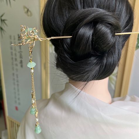 Japanese Traditional Accessories, Chinese Hair Accessories Traditional, Chinese Accessories Traditional, Chinese Hair Pins Hairstyles, Chinese Hairpin Hairstyle, Traditional Japanese Hairstyle, Japanese Hair Pins, Traditional Chinese Hair, Japanese Hair Ornaments