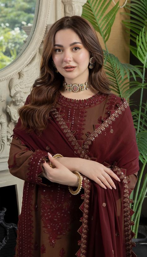 Pakistani Suits Hania Amir, Ethinic Poses For Women, Hania Amir Dresses Casual, Hania Amir Makeup Look, Hania Amir Dresses Suit, Hania Amir Dresses, Maroon Outfit, Pakistani Women Dresses, Hania Amir