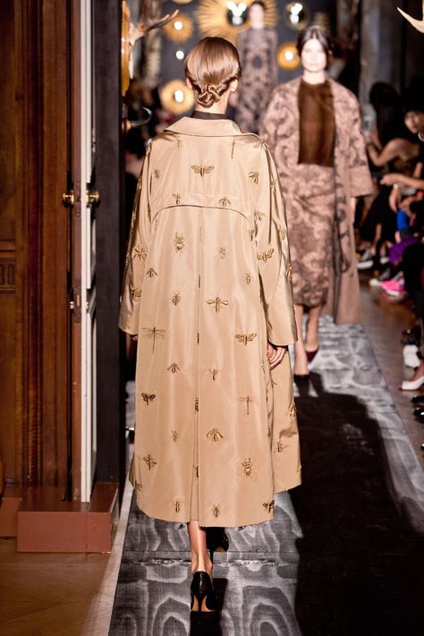 Valentino couture fall 2013 Valentino Embroidery Detail, Embroidered Insects, Dramatic Fashion, Abayas Fashion, Embroidery Fashion, Silk Twill, London Fashion Week, Muslim Fashion, Look Fashion