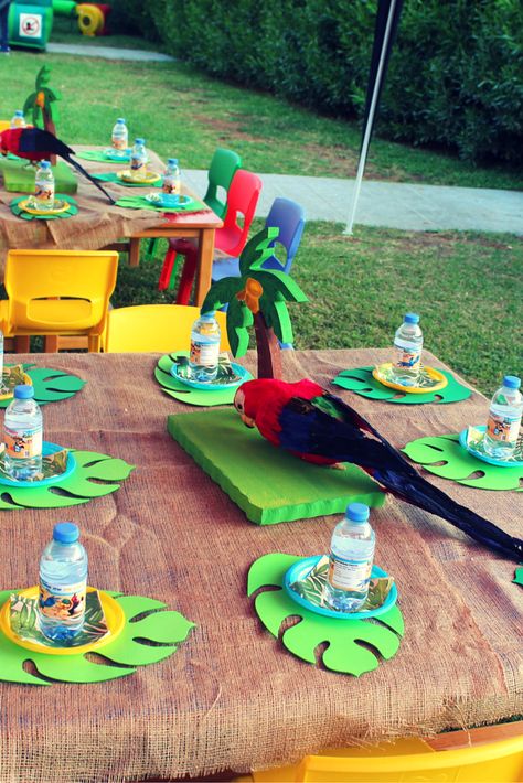 Brazilian style table setup with sackcloth table cover, felt placemats and plush parrot centerpieces. Parrot Party Ideas, Parrot Themed Birthday Party, Parrot Birthday Party Ideas, Brazil Themed Party, Rio Birthday Party Ideas, Rio Themed Birthday Party, Parrothead Party, Rio Birthday Parties, Brazil Party