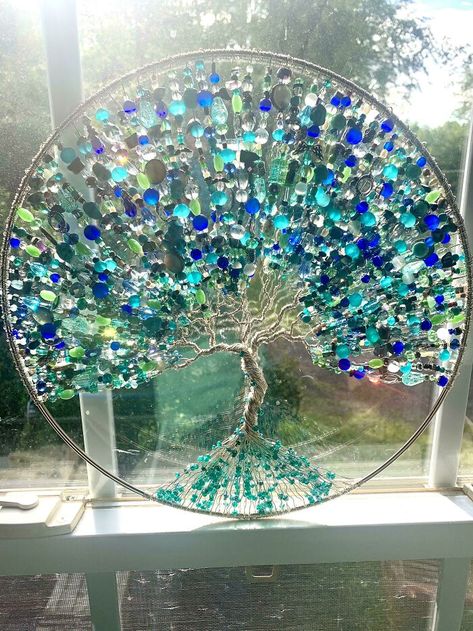 DIY Tree Of Life Suncatcher Diy Tree Of Life, Drátěná Socha, Tree Of Life Crafts, Sister Birthday Presents, Suncatcher Diy, Wire Tree Sculpture, Wire Trees, Diy Tree, Wire Tree