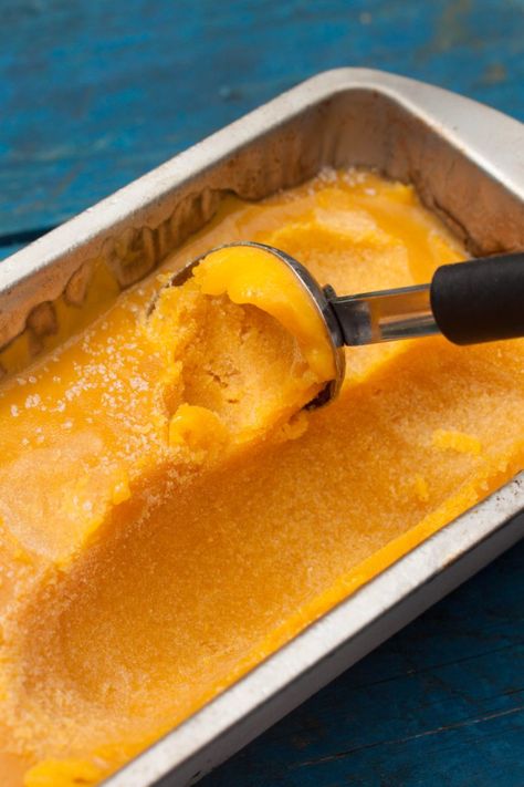 mango sorbet without added sugar Mango Sorbet Recipe, Strawberry Kiwi Smoothie, Vegan Ice Cream Recipe, Sorbet Recipe, Healthy Ice Cream Recipes, Sorbet Ice Cream, Ripe Mango, Frozen Mango, Mango Sorbet