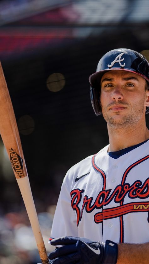 Matt Olson takes practice swings in the on-deck circle during a day game at Truist Park. Braves Wallpaper, Max Fried, Atlanta Braves Wallpaper, Brave Wallpaper, Matt Olson, Hot Baseball Players, Atlanta Braves Baseball, Chop Chop, Baseball Guys