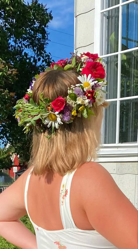 Tsitp Flower Crown, Midsummer Outfit Ideas, Flower Crown Prom, Crown Princess Prince Castle Dress, Flower Crowns Aesthetics, Midsummer Theme Party, Flower Crown Birthday Party, Midsummer Party Outfit, Midsummer Birthday Party