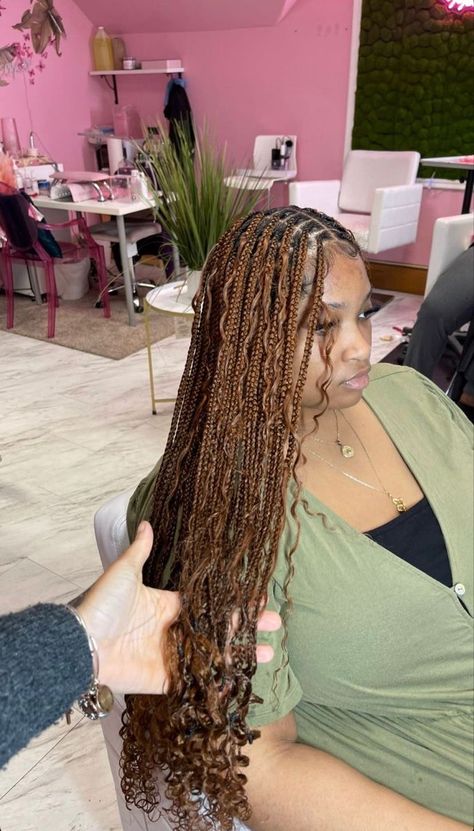 Brown Braids For Black Women With Curls, Black Goddess Braids With Brown Curls, Brown Knotless With Curls, Color 30 Knotless Braids With Curls, Honey Brown Bohemian Knotless Braids, Light Brown Knotless Braids With Curls, Color 30 Boho Braids, Color 30 Goddess Braids, Boho Knotless Braids Color 30