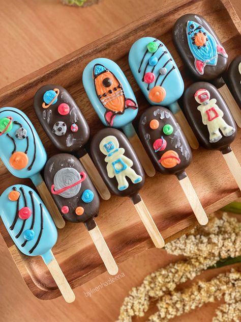 Space Cakesicles, Space Theme Cakepops, Space Theme Cakesicles, Astronaut Party Ideas, Astronaut Cake, Planet Birthday, Dessert Table Birthday, 2nd Birthday Party For Boys, Astronaut Party