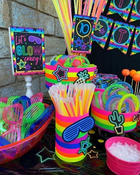 Neon Birthday Party Ideas, Birthday Party Ideas For Teens, Party Ideas For Teens, Neon Pool Parties, Glow Theme Party, 80s Birthday Parties, Glow In Dark Party, Neon Birthday Party, Sweet Sixteen Birthday Party Ideas