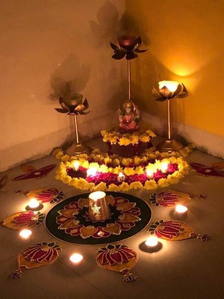 Satnarayan Pooja Decorations, Aesthetic Diwali Decorations At Home, Diwali Room Decor Ideas Aesthetic, Diwali Corner Decorations At Home, Laxmi Decoration At Home, Lakshmi Puja Decoration At Home, Diwali Corner Decoration, Diwali Lakshmi Pooja Decoration Ideas, Diwali Laxmi Pooja Decoration