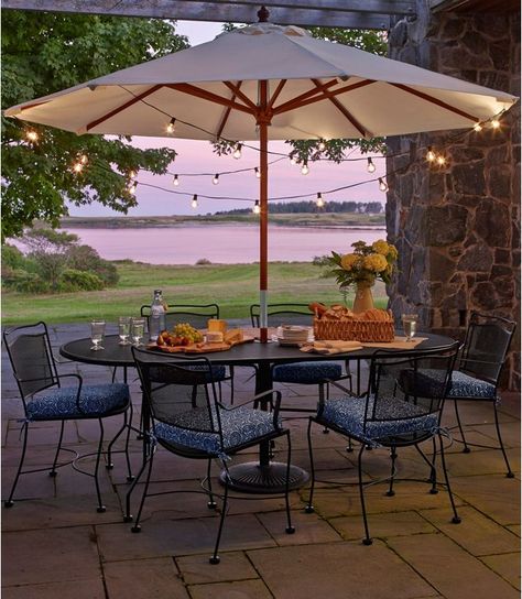 Table With Umbrella, Mesa Exterior, Backyard Diy Projects, Outdoor Backyard, Diy Landscaping, Market Umbrella, Concrete Patio, Backyard Projects, Patio Umbrellas