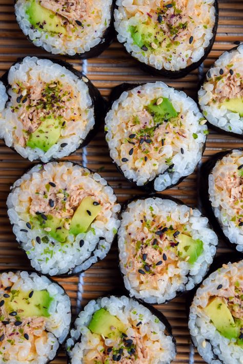 Spicy Tuna Sushi, Tuna Sushi Rolls, Hearty Food, Sushi Recipes Homemade, Sushi Roll Recipes, Tuna Sushi, Spicy Tuna Roll, Easy Sushi, Real Foods