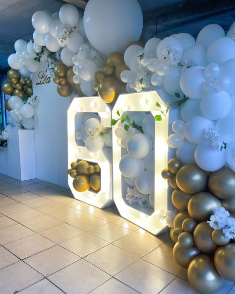 Studio Background Ideas, Decoration With Flowers, 60 Balloons, Moms 60th, Sixtieth Birthday, Balloons Decoration, All White Party, Background Ideas, Gold Birthday