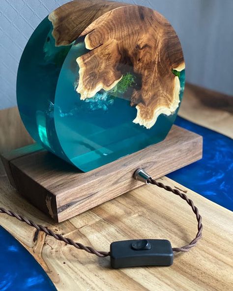 Diy Resin Lamp, Seni Resin, Diy Resin Table, Resin And Wood Diy, Maluchy Montessori, Wall Art Gold Leaf, Resin Crafts Tutorial, Diy Resin Projects, Hemma Diy