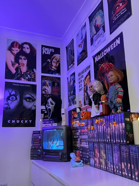 @ellieaddis bedroom Villain Bedroom Ideas, Horror Movie Bedroom Decor, Room Ideas Aesthetic Horror, Bedroom Ideas Horror Themed, Minimalist Horror Bedroom, Movie Bedroom Decor, Scream Room Ideas, Horror Bedroom Decor, Horror Themed Room Aesthetic