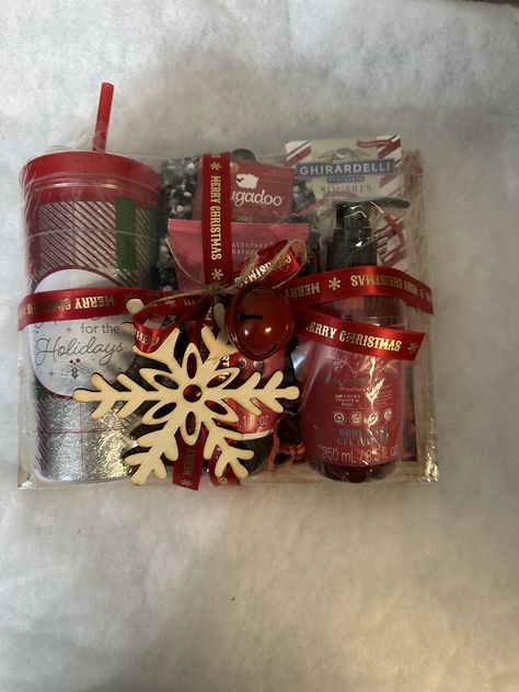 Christmas Bundles Gifts Basket Ideas, Hot Cocoa Chirstmast Gift Basket, Holiday Diy Projects, Christmas Squares, Watermelon Lemonade, Cute Gifts For Friends, Christmas Baskets, Holiday Diy, Crafts To Sell