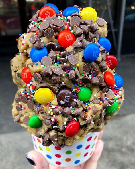 Sleepover Food, Junk Food Snacks, Yummy Comfort Food, Sweet Snacks Recipes, Delicious Snacks Recipes, Chocolate Chip Cookie Dough, Cute Desserts, Frozen Treats, Food Obsession