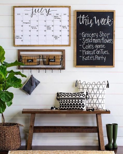 Mini Sala, Functional Farmhouse, Farmhouse Office Decor, Home Command Center, Family Command Center, Back To School Organization, Farmhouse Entryway, Design Apartment, Command Center