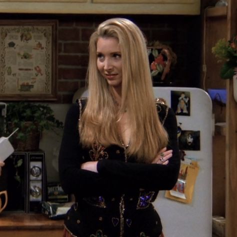 phoebe in 1x22 of friends, lisa kudrow, the one with the ick factor Lisa Kudrow Friends, Phoebe Buffay Outfits, Banana Hammock, Friends Outfits, Lisa Kudrow, Friends Scenes, Ross Geller, Friends Cast, Friends Tv Series