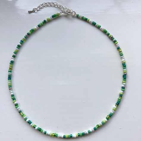 Small Beaded Bracelets Green, Pink Handmade Necklace, Colourful Beaded Necklace, Green Necklace Beads, Beads Necklace Ideas, Silver Beaded Jewelry, Summer Beaded Necklace, Seed Bead Necklaces, Bracelets Bff