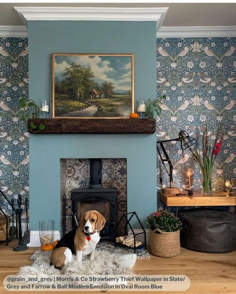 Victorian Living Room Wallpaper, Kindling Storage, Wallpaper Lounge, Living Room Looks, Farmhouse Home Design, Cosy Fireplace, Oval Room Blue, William Morris Wallpaper, Victorian Living Room