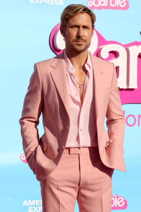 Ryan Gosling Barbie Premiere 2023 Coral Suit Ryan Gosling Pink Suit, Light Pink Groom Suit, Salmon Suit Men, Pink Suit Wedding, Simon Fairchild, Ryan Gosling Suit, Ryan Gosling Haircut, Barbie Suit, Ryan Gosling Barbie