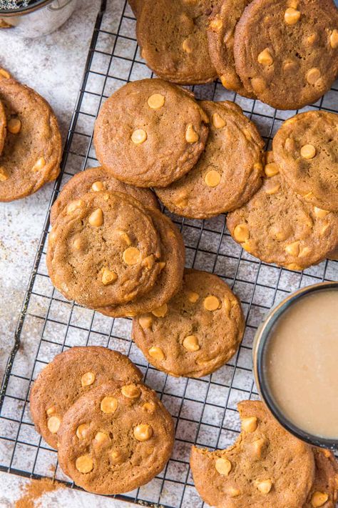 Cookies Butterscotch, Oatmeal Lace Cookies, The Best Christmas Cookies, Favorite Christmas Cookies, Recipes To Bake, Candy Bar Cookies, Christmas Cookie Recipes Holiday, Butterscotch Cookies, Christmas Shortbread