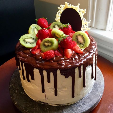 [Homemade] Yellow Cake with Strawberry and Kiwi Curd Layers. Topped with Fresh Fruit and a Chocolate Ganashe Drip. Kiwi Curd, Homemade Yellow Cake, Kiwi Cake, Cake With Strawberry, Special Birthday Cakes, Easy Cupcakes, Strawberry Cakes, Yellow Cake, Cake Icing