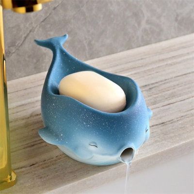 Transform your bathroom or kitchen into a haven of elegance with our ceramic self-draining soap holder, a blend of exquisite design and practicality. Crafted from premium ceramic, this soap dish not only keeps your soap dry and clean but also adds a touch of sophistication to your space. Its self-draining feature ensures a hygienic and long-lasting soap experience, while its durability and easy cleaning make it a joy to maintain. Perfect for any room and a thoughtful gift for any occasion, this Fish Soap Dish, Functional Ceramic Sculpture, Polymer Clay Toothbrush Holder, Animal Bowls Ceramic, Cute Soap Dish, Pottery Things To Make, Bathroom Decor Cute, Cute Toothbrush Holder, Beachy Ceramics