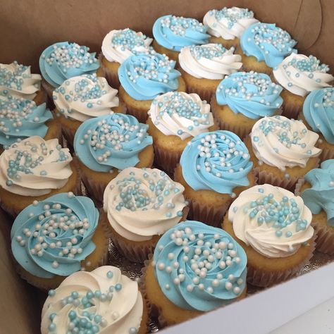 Blue and white baby shower cupcake Gateau Baby Shower Garcon, Baby Shower Cupcakes For Boy, Baby Boy Sprinkle, Gateau Baby Shower, Cupcakes For Boys, Idee Babyshower, Sprinkle Shower, Boy Baby Shower Ideas, Baby Shower Treats