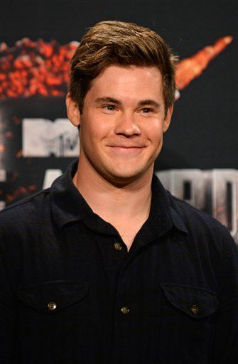 Adam DeVine Adam DeVine, shown at the 2014 MTV Movie Awards , graduated from Millard South in Omaha. Adam Devine, Tattoo Apprenticeship, Hottest Male Celebrities, Celebrity Hair, Mtv Movie Awards, Movie Awards, It Movie Cast, Matthew Mcconaughey, Dog Park