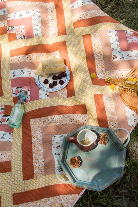 Picnic Blanket Quilt Patterns, Picnic Quilts Free Pattern, Quilt Picnic Blanket, Picnic Quilt Ideas, Quilted Picnic Blanket, Cottagecore Quilt Pattern, Picnic Quilts, Cottagecore Quilt, Quilt For Beginners