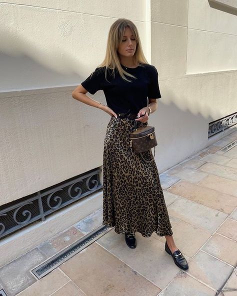 Leopard Print Satin Skirt Outfit, Maxi Leopard Skirt Outfit, Leopard Satin Skirt Outfit, Leopard Maxi Skirt Outfit, Printed Maxi Skirt Outfit, Animal Print Skirt Outfit, Fall Modest Outfits, Leopard Print Skirt Outfit, Leopard Skirt Outfit