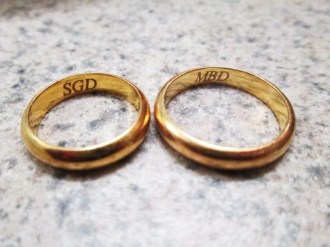 Jewelry Engraving, Wedding Finger, Engraved Wedding Rings, Wedding Band Engraving, Wedding Initials, Engraved Wedding, Finger Tattoos, Engraved Rings, Gold Bands