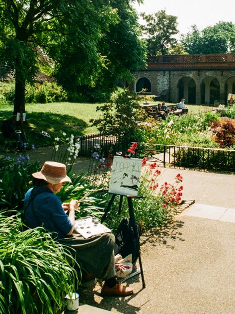 the cutest old lady painting in london Eccentric Old Lady Aesthetic, Cool Grandma Aesthetic, Older Woman Aesthetic, Old Lady Aesthetic, Old Woman Aesthetic, Cool Old Lady, Grandma Lifestyle, Grandma Vibes, Lady Painting