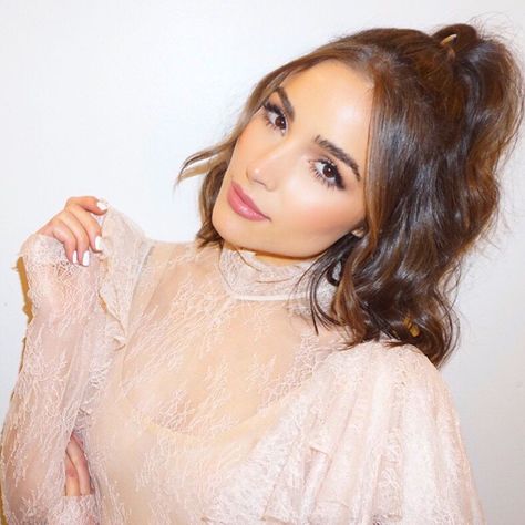 Olivia Culpo Short Hair, Lob Styles, Olivia Culpo Hair, Glamour Gown, Half Up Half Down Short Hair, Half Ponytail, Chloë Grace Moretz, Rose Lipstick, Hair Curls