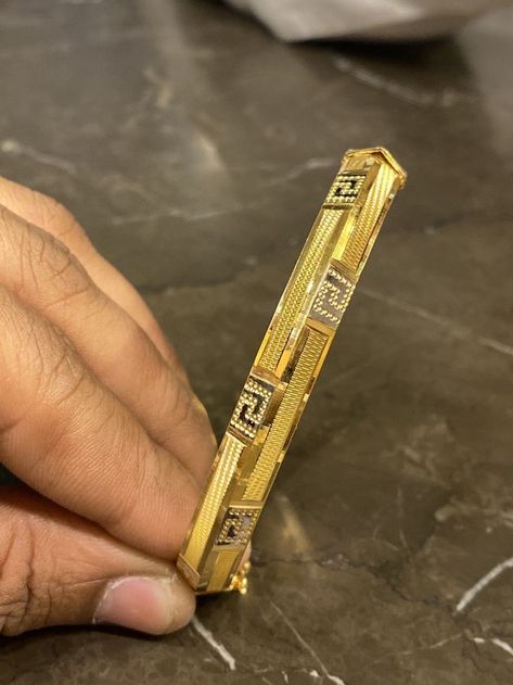 Sardarji Kada Gold, Punjabi Kada Designs Gold For Men, Gents Kada In Gold, Gents Kada Design In Gold, Kadiyam For Men Gold, Gold Kada For Men, Gents Kada, Kada Design, Big Earrings Gold