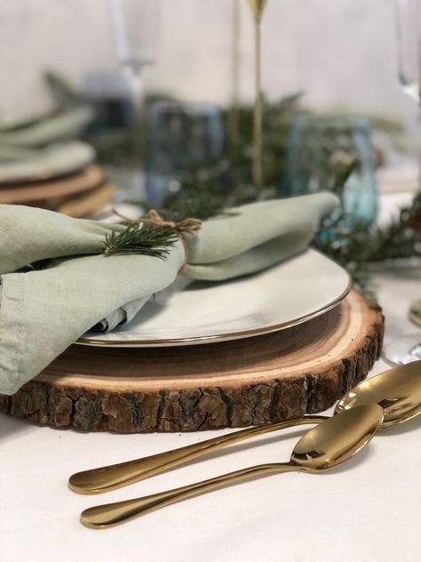 forest wedding place mat Wood Place Setting, Wooden Charger Plates Christmas, Rustic Wedding Table Setting Plates, Wood Plates Table Setting, Wood Chargers Place Settings, Wooden Plates Table Setting, Woodsy Tablescape, Wood Tablescape, Rustic Plate Setting